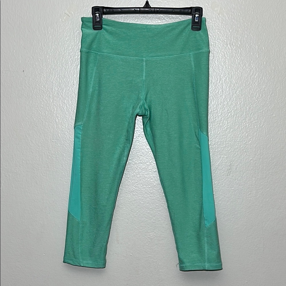 Scorpio Sol Green Leggings with Wide Waistband and Capri Length